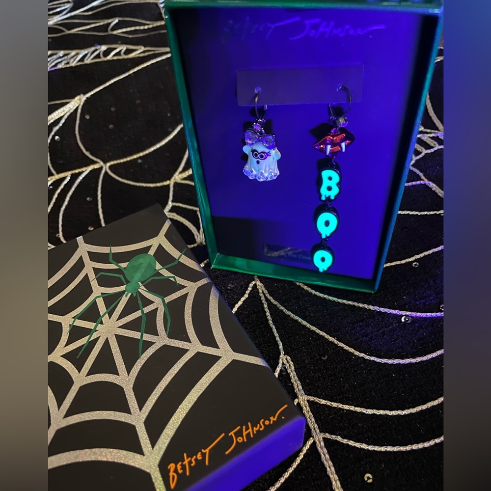 BETSEY JOHNSON NIB Glow In The Dark Ghost & Vampire Lips BOO Halloween Earrings